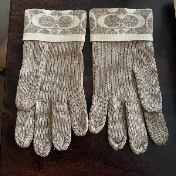 Coach Signature Logo Metallic Knit Gloves, One Size NWOT - Picture 3 of 5